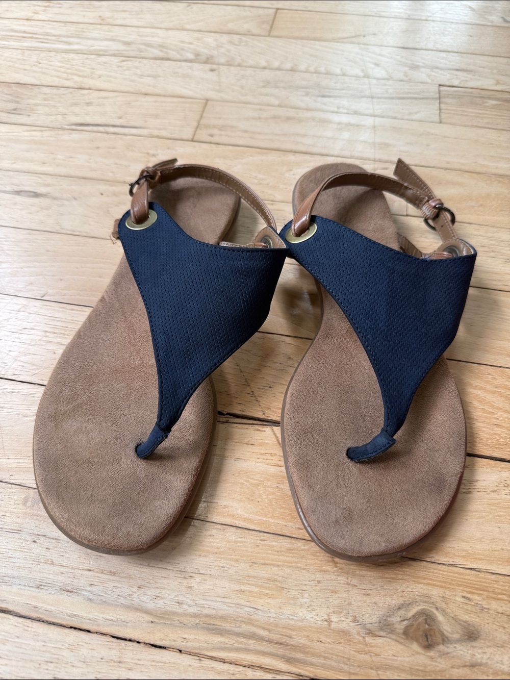AEROSOLES Black and Tan Thong Sandals
